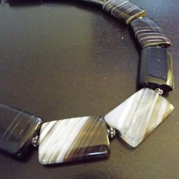 BROWN & BLACK BANDED AGATE BEVELED STONE RECTANGLES 139 GR. 18" L. NECKLACE 73 - Picture 2 of 2
